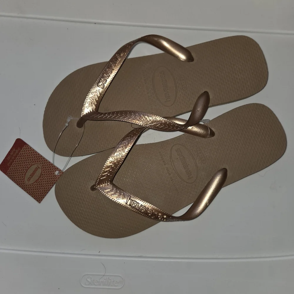 Havaianas Women's Metallic rose gold thong flip flops nwt Sandals 41-42 - Picture 2 of 6
